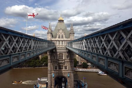 Tower Bridge - dá se projít po obou horních mostových lávkách.